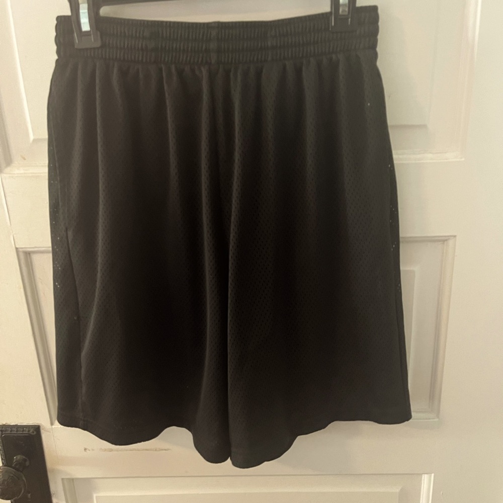 Men’s medium shorts with pockets